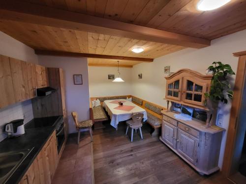 una cocina con una mesa en el medio. en Hagauhof, en Kirchberg in Tirol