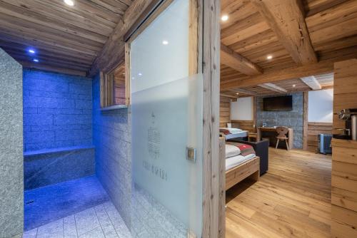 Zimmer mit großer Glastür in einem Haus in der Unterkunft Hotel Crusch Alba Zernez in Zernez