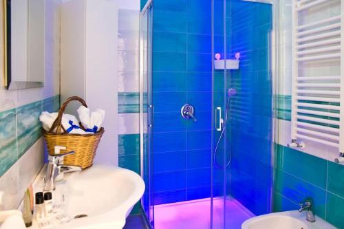 La Delizia - Sorrento في سورينتو: حمام من البلاط الأزرق مع حوض ودش