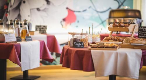 Gallery image of La Terrasse Fleurie, Logis, Hôtel et Restaurant in Divonne-les-Bains