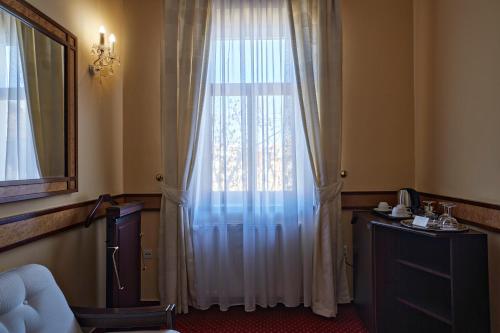 Postel nebo postele na pokoji v ubytování FLEUR DE LIS HOTEL
