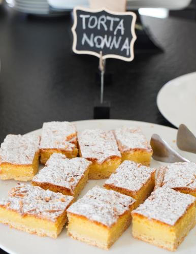 einen Teller Gebäck mit Puderzucker drauf in der Unterkunft Hotel Columbia & Ninfea in Lido di Jesolo
