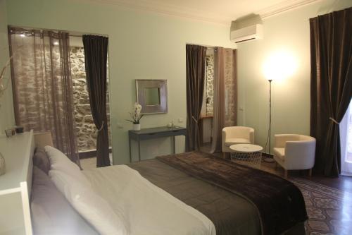 una camera d'albergo con letto, tavolo e sedie di Chiarastella Rooms a Villafrati