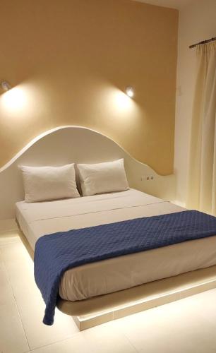 a bedroom with a large bed with an arch above it at Aelia Mare Apartments Nr2 in Istérnia