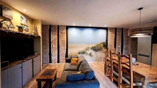 - un salon avec un canapé et une table dans l'établissement Les Bord'Océanes Sauna & Spa Villa Marensine et Villa Oyat, à Vielle-Saint-Girons