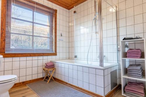 ein Bad mit einer Badewanne und einem WC in der Unterkunft Ferienwohnung Alex in Ühlingen-Birkendorf