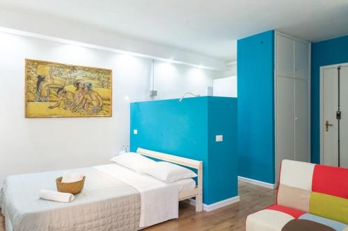 レッジョ・エミリアにあるGuest House San Pietroの青い壁の客室で、ベッド1台が備わります。