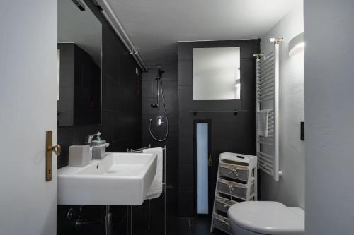 トスコラーノ・マデルノにあるVilla Annaのバスルーム(白い洗面台、トイレ付)
