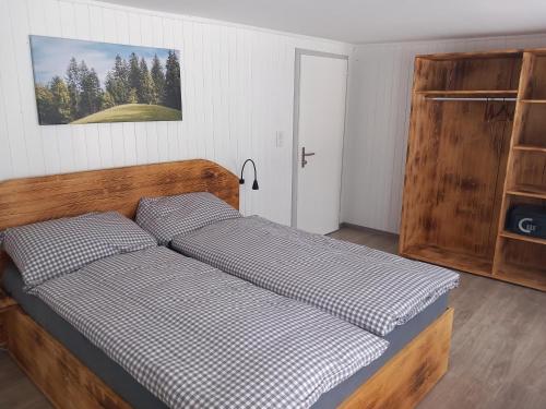 uma cama com duas almofadas num quarto em Gasthof Schnittweierbad em Steffisburg