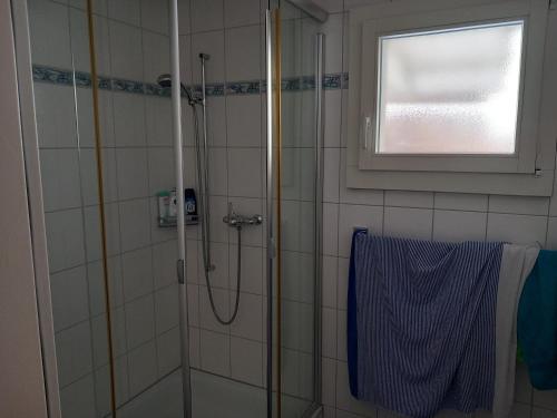 a bathroom with a shower and a window and a towel at Gasthof Schnittweierbad in Steffisburg