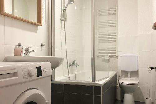 ein Bad mit einer Dusche, einem WC und einem Waschbecken in der Unterkunft cozy Apartments with WiFi in Oberhausen