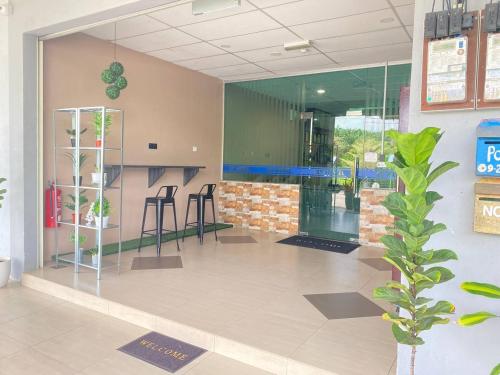 a lobby with a waiting area with a potted plant at SY JERANTUT HOTEL in Jerantut