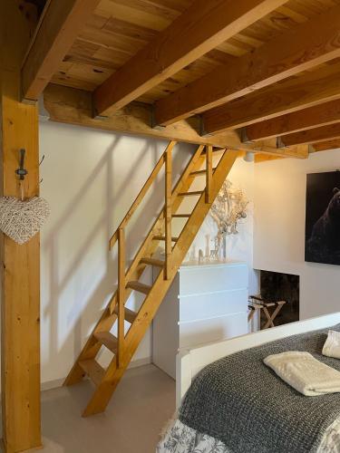 - une chambre avec une mezzanine et un escalier dans l'établissement La Glycine, à Tonnac