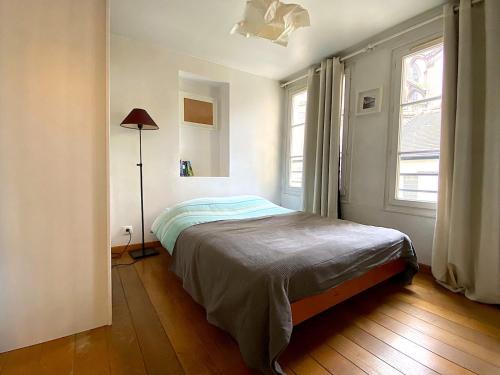 Tempat tidur dalam kamar di L'appartement Saint Eustache