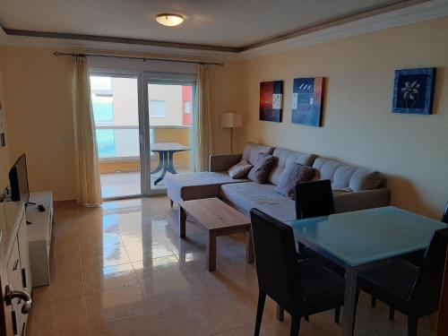 sala de estar con sofá y mesa en Apartamentos Turisticos Playa Principe, en La Manga del Mar Menor