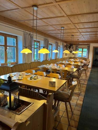 Landgasthof Jägerhausにあるレストランまたは飲食店