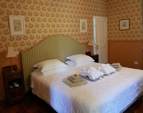 a bedroom with a bed with towels on it at Casino di Pragatto in Crespellano