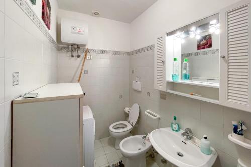 bagno bianco con servizi igienici e lavandino di Appartamento Belvedere a Bagnaia a Rio nellʼElba