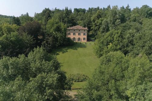 an aerial view of a house in the midst of trees at Casino di Pragatto in Crespellano