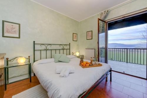 1 dormitorio con cama y ventana grande en Casa Esmeralda, en Polpenazze del Garda