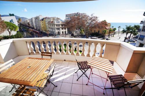 un balcone con tavolo e sedie su una strada della città di Domes Seaside Résidence Piscine, Free Parking, Airport Tramway a Nizza