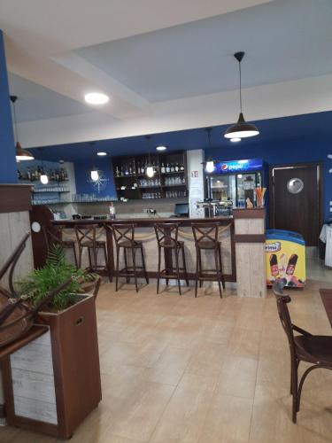 El salón o zona de bar de Mobilní dům Rimini a Monaco v kempu ve Výrovicích