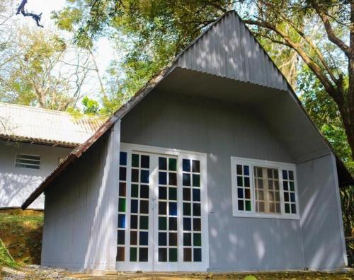 una pequeña casa con techo de gambrel en Chácara Misfav capacidade de 200 pessoas, en Mogi das Cruzes