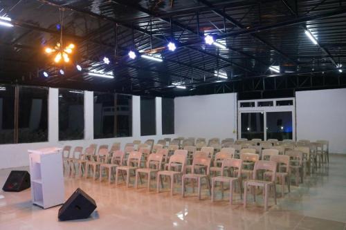 Una habitación grande con un montón de sillas. en Chácara Misfav capacidade de 200 pessoas, en Mogi das Cruzes