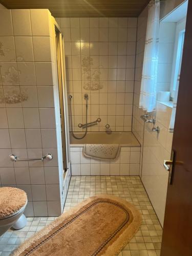 y baño con ducha, bañera y lavamanos. en Ferienwohnungjahrsfeld, en Straßenhaus