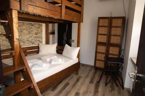 - une chambre avec des lits superposés et 2 oreillers blancs dans l'établissement Cosy apartment in city centre, à Oradea
