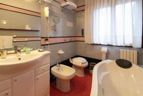 a bathroom with a toilet and a sink and a toilet istg at Residence La Fenice in Padova