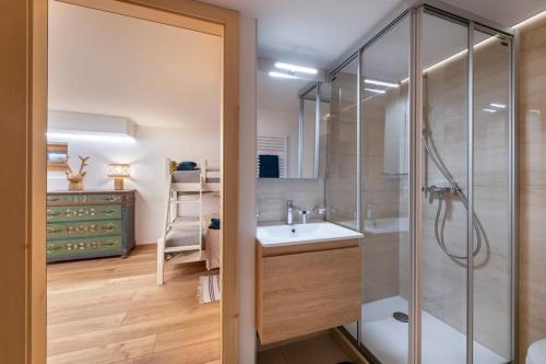 uma casa de banho com um chuveiro e um lavatório. em Luxurious Chalet in Verbier em Verbier