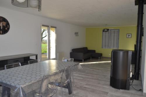 un salon avec une table et un canapé dans l'établissement chez juliette, à Mauléon