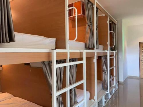 Двухъярусная кровать или двухъярусные кровати в номере Phuketnumnoi23