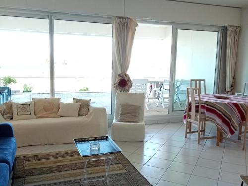 un salon avec un canapé et une table dans l'établissement Appartement Vue Mer à La Rochelle 6 Pers. - FR-1-551-57, à La Rochelle