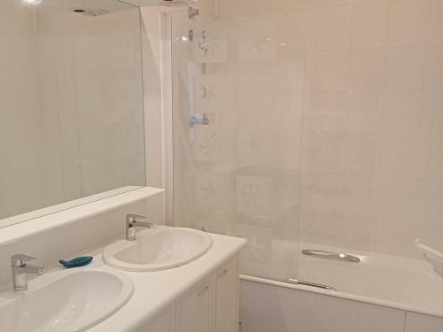 une salle de bain blanche avec un lavabo et une douche dans l'établissement Appartement Vue Mer à La Rochelle 6 Pers. - FR-1-551-57, à La Rochelle