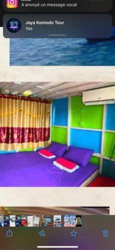 uma fotografia de um quarto com um beliche em Komodo trip em Labuan Bajo