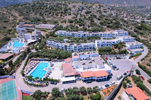 una vista aérea de un complejo con piscina en Semiramis Village, en Hersonissos