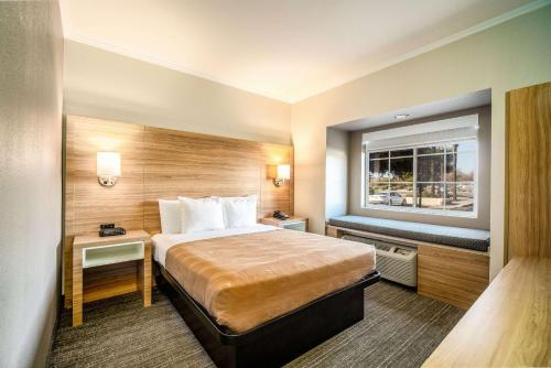 Un pat sau paturi într-o cameră la Quality Inn Chandler I-10