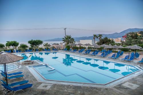 Bazén v ubytování Semiramis Village Hotel nebo v jeho okolí