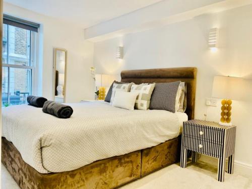 um quarto com uma cama grande e uma janela em Sofias Flat em Bournemouth