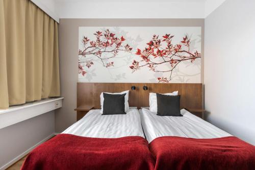 - une chambre avec un lit et une couverture rouge dans l'établissement Best Western Hotel Statt Katrineholm, à Katrineholm