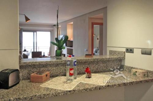 a kitchen counter with a sink and a mirror at Apartamento de dos dormitorios con Wifi y frente a playa en Puerto de Tazacorte in Tazacorte