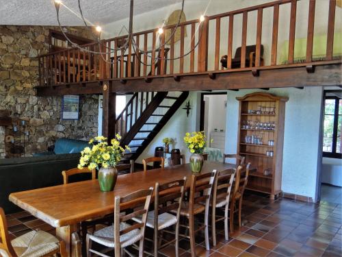 une salle à manger avec une table et des chaises en bois dans l'établissement 2BA Domaine Malacucina Lumio, à Lumio