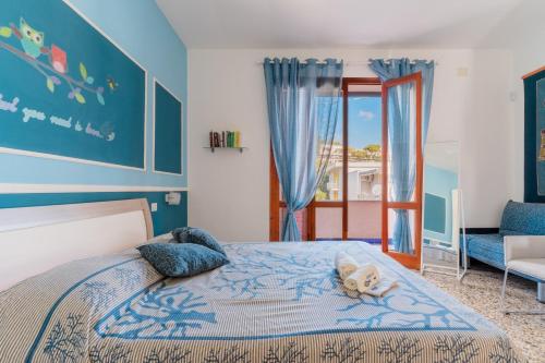 una camera da letto con un letto con un orsacchiotto sopra di Villa Marea a Nardò