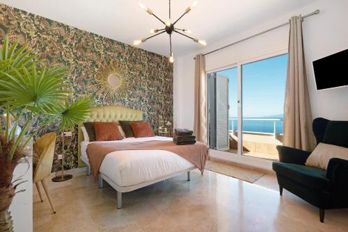 - une chambre avec un lit et une vue sur l'océan dans l'établissement Villa View Candesol, à Santiago del Teide