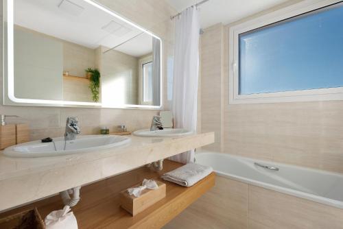 La salle de bains est pourvue de 2 lavabos, d'un miroir et d'une baignoire. dans l'établissement Villa View Candesol, à Santiago del Teide