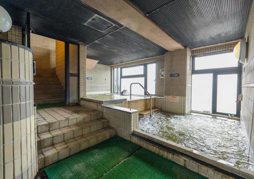a large bathroom with a large pool of water at HOTEL LiVEMAX Kofu in Kai