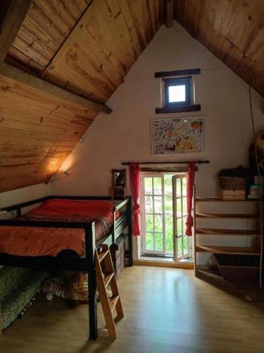 une chambre avec deux lits superposés et une fenêtre dans l'établissement Magnifique Moulin au bord d'une riviere, calme absolu, piano, à Doyet