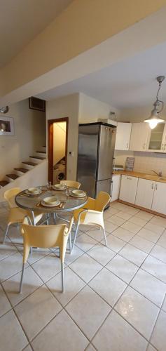 Habitación con mesa, sillas y cocina. en nikol villa elani, en Siviri